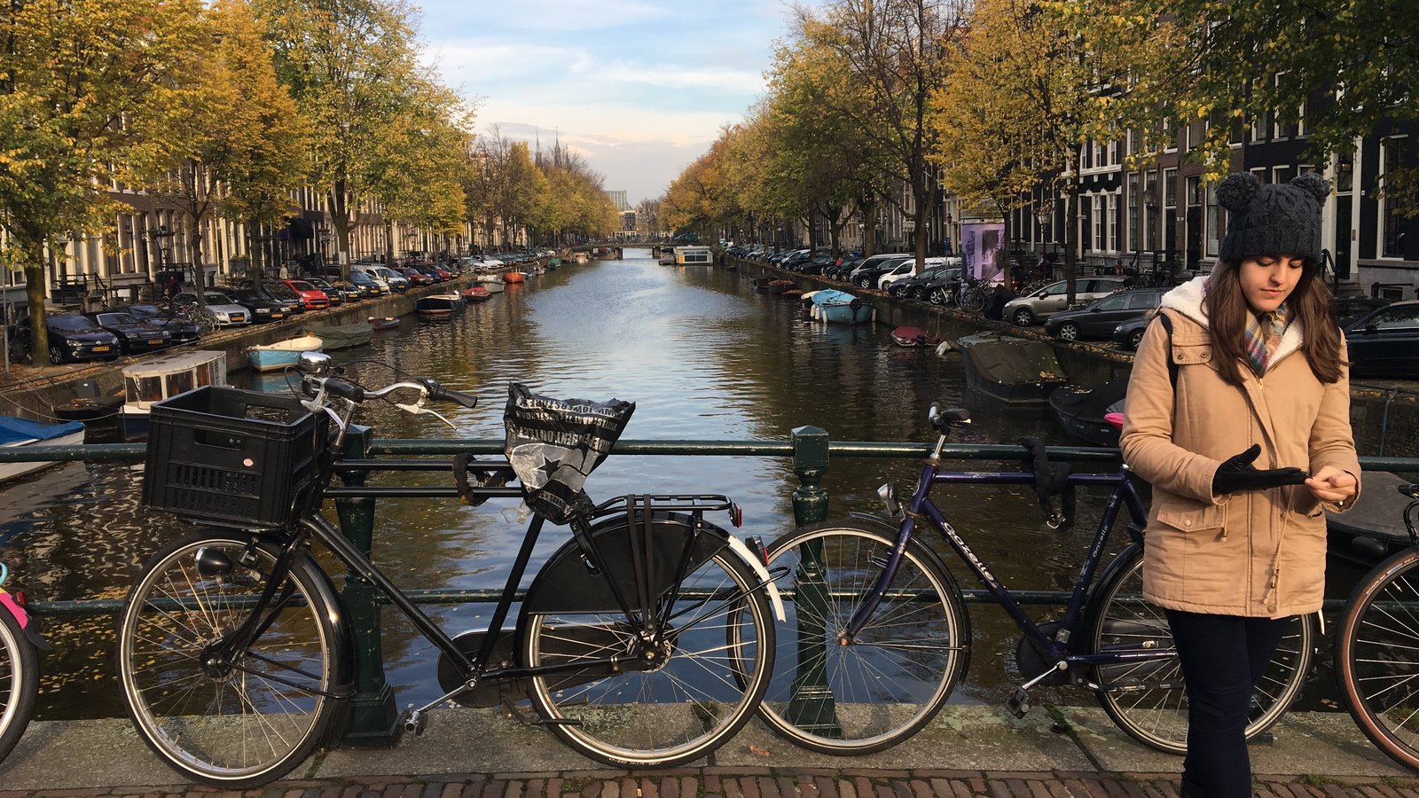 Los canales de Ámsterdam con casas típicas holandesas al atardecer