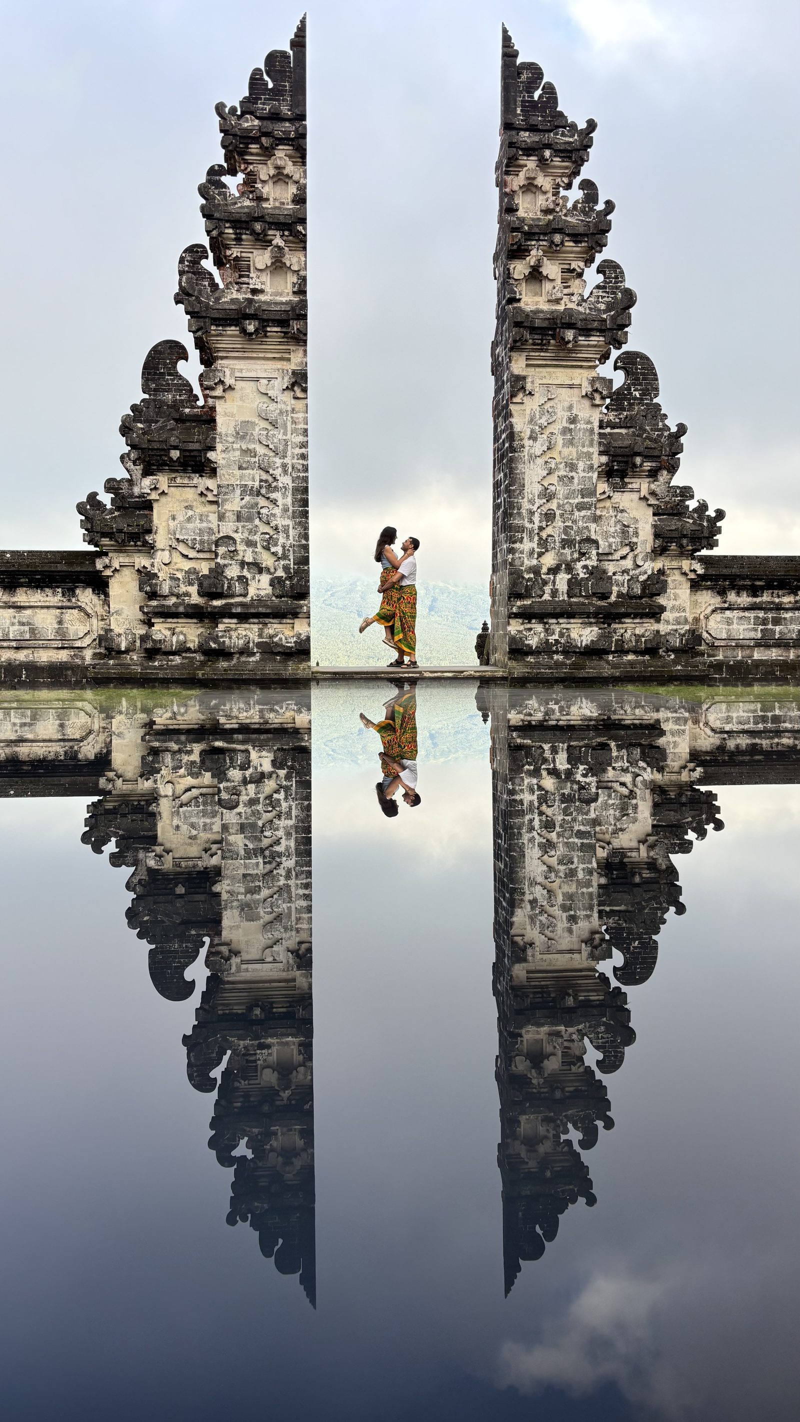 Pareja en las Puertas del Cielo, Bali