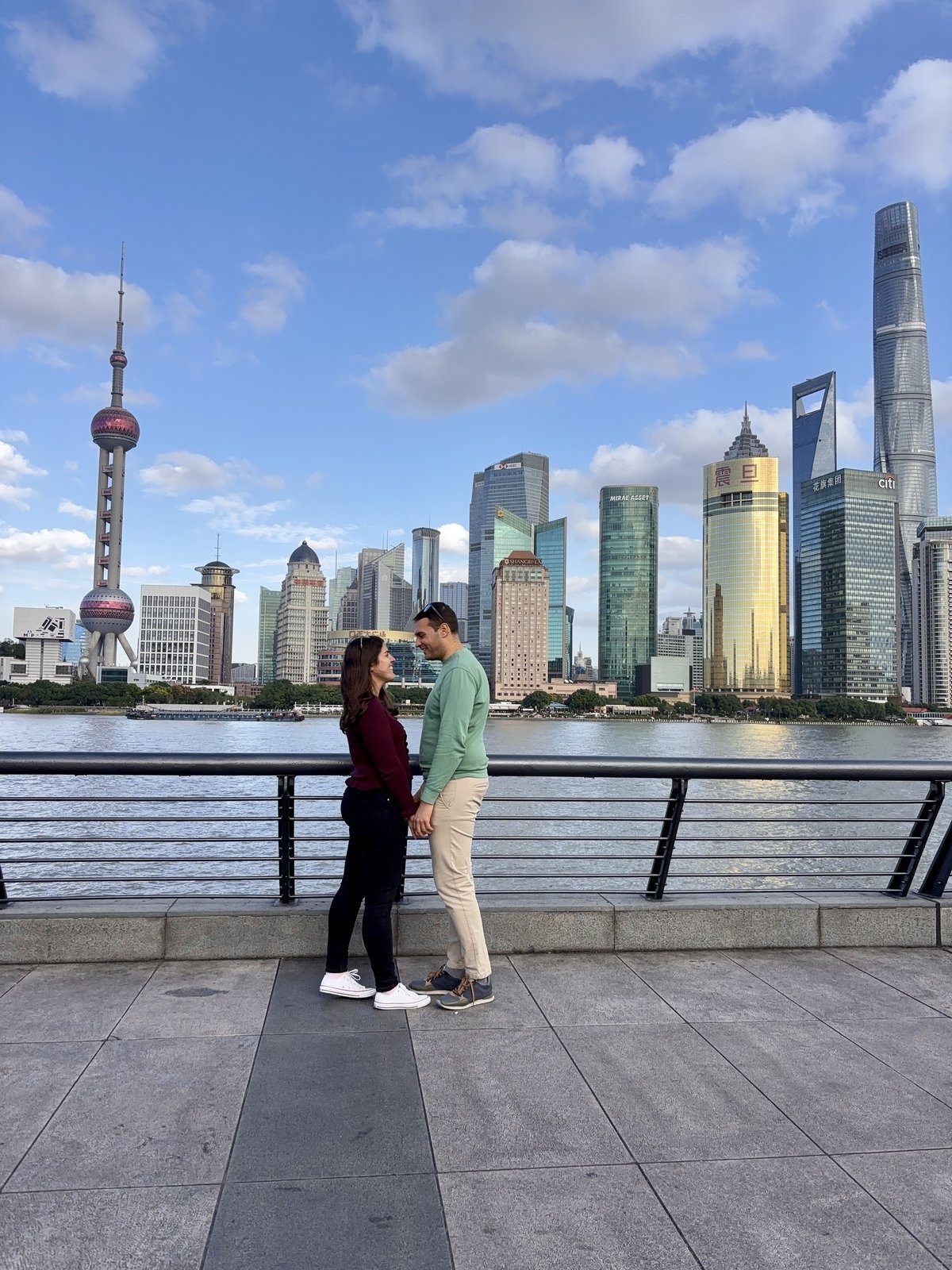 Moni y Adri en el Bund de Shanghai con el skyline de Pudong al fondo
