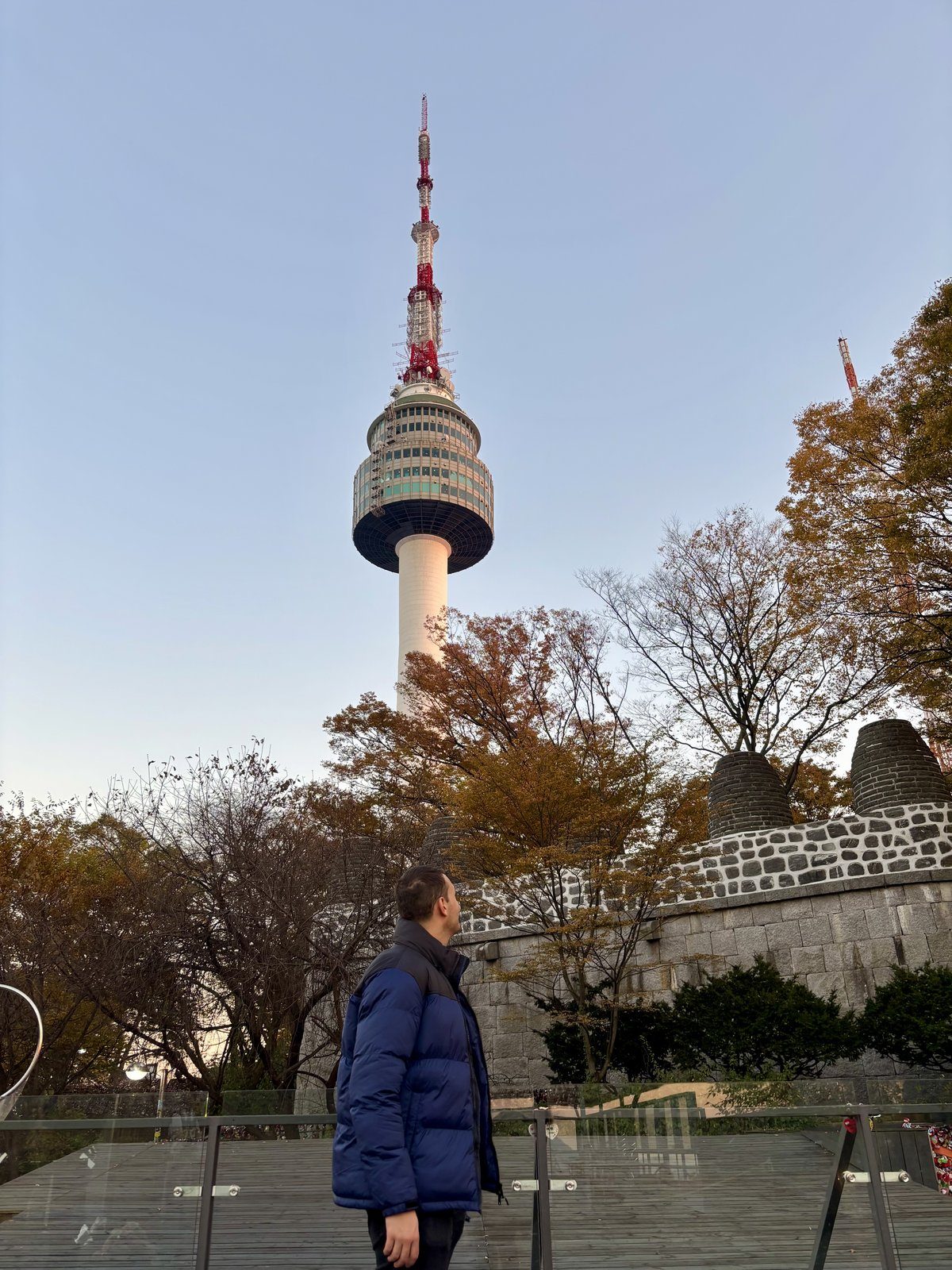 N Seoul Tower en lo alto del monte Namsan con vistas a la ciudad de Seúl