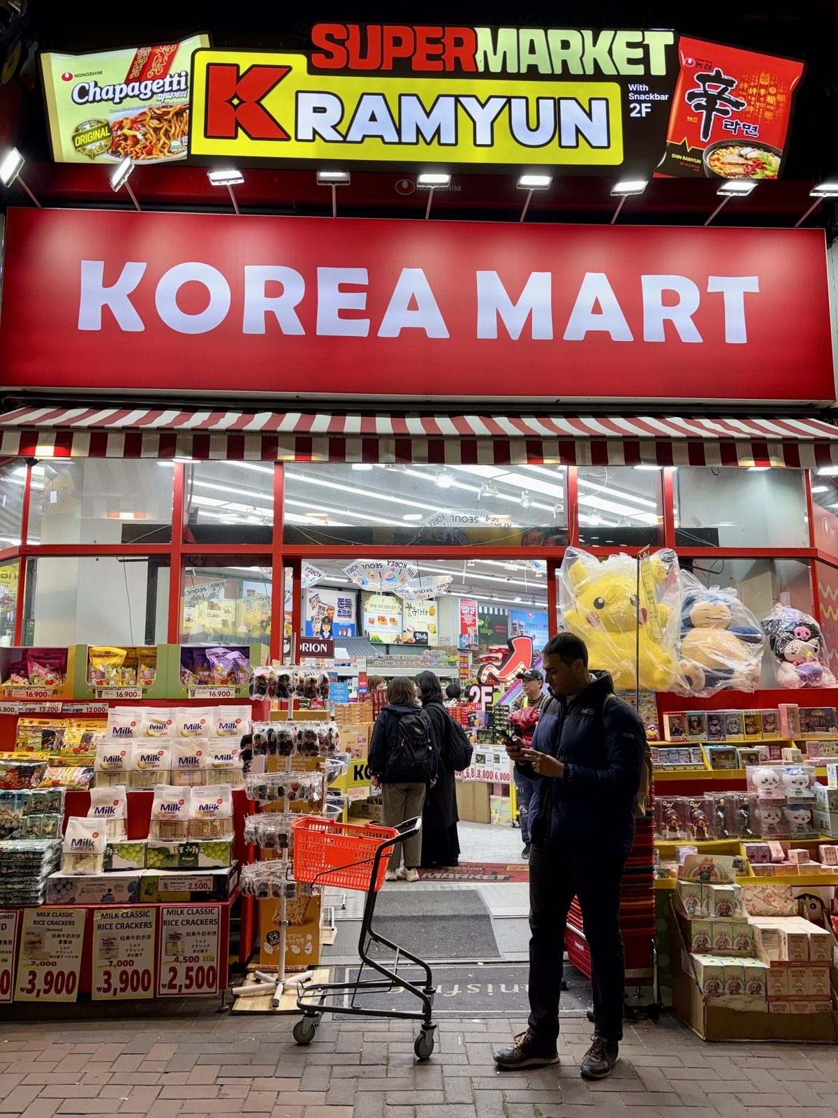 Fachada de supermercado coreano Korea Mart con publicidad de ramen coreano