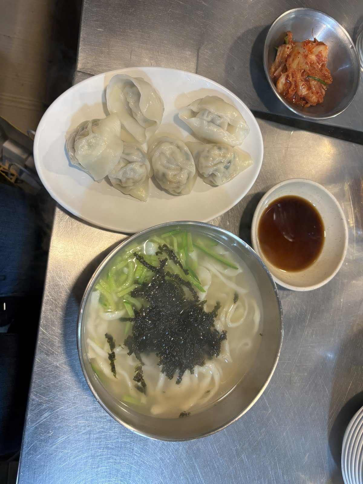 Mandu (dumplings) y guksu (fideos en caldo) del puesto famoso del Mercado Gwangjang