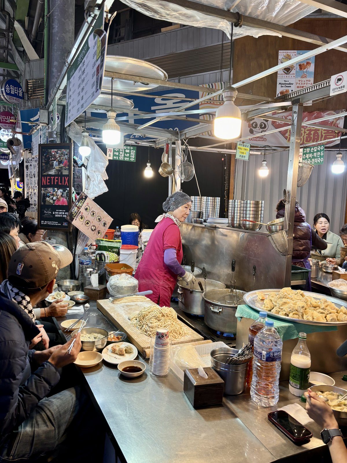 Puesto de comida del Mercado Gwangjang que apareció en el documental de Netflix Street Food Asia