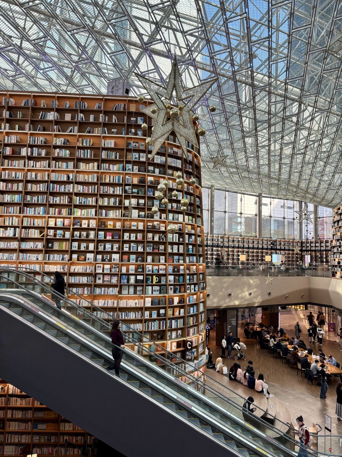 Starfield Library en el COEX Mall de Seúl con estanterías de libros hasta el techo y techo de cristal