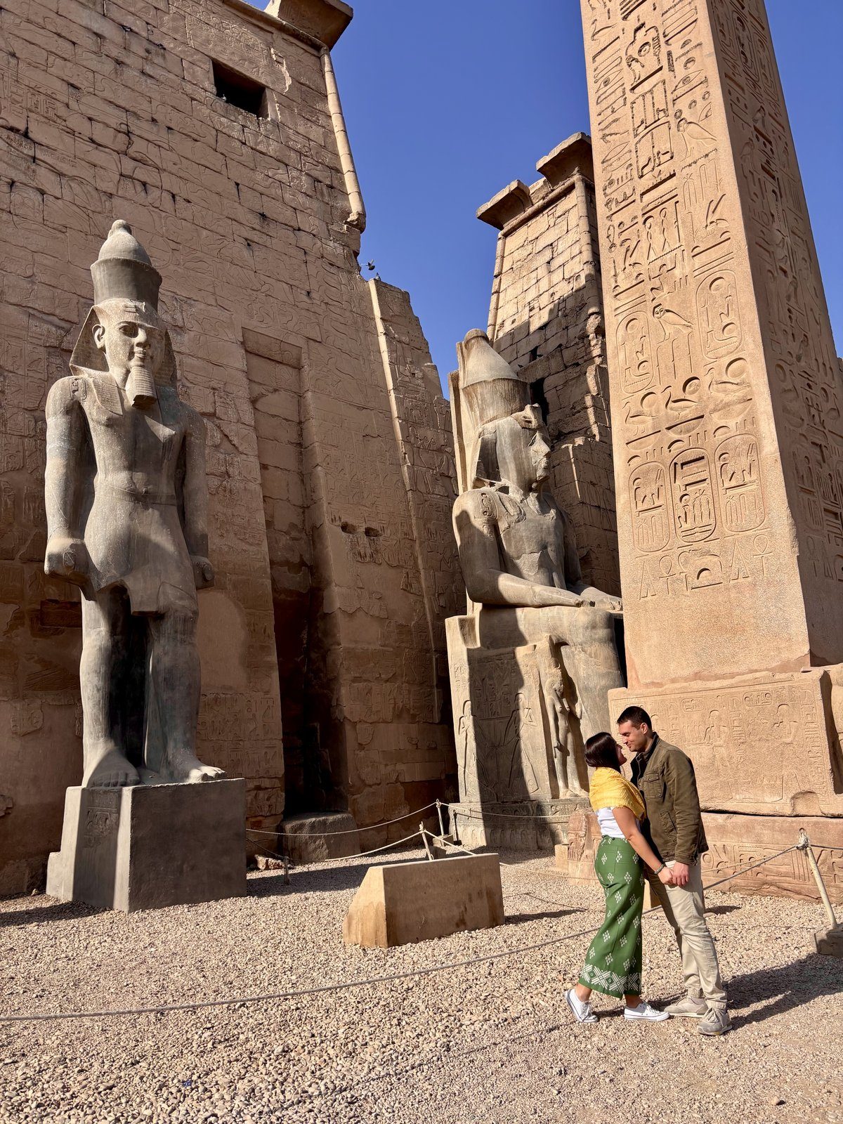 Moni y Adri ante las estatuas colosales de Ramsés II y el obelisco del Templo de Luxor