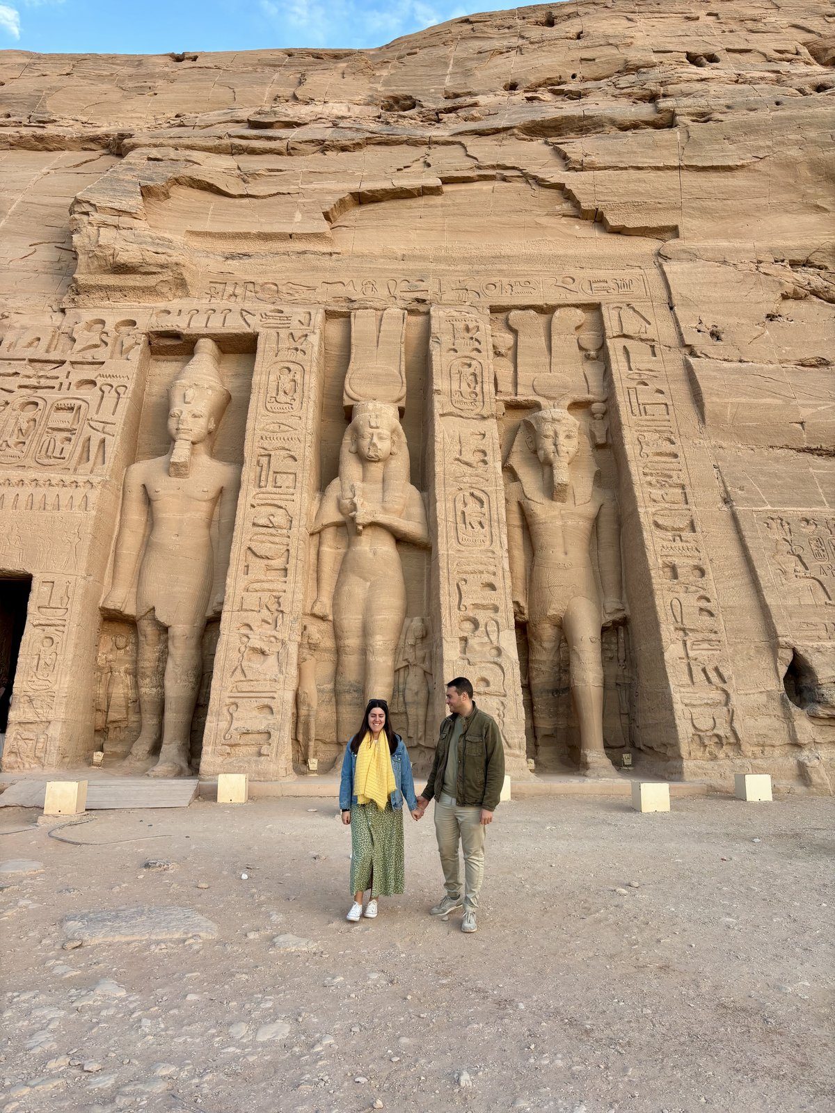 Moni y Adri ante el Templo de Nefertari en Abu Simbel con las estatuas de la reina y Ramsés II