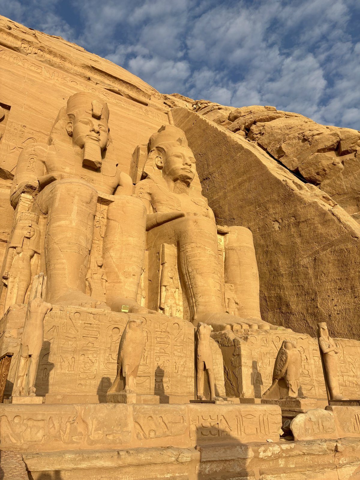 Estatuas colosales de Ramsés II iluminadas por el sol en la fachada del Gran Templo de Abu Simbel