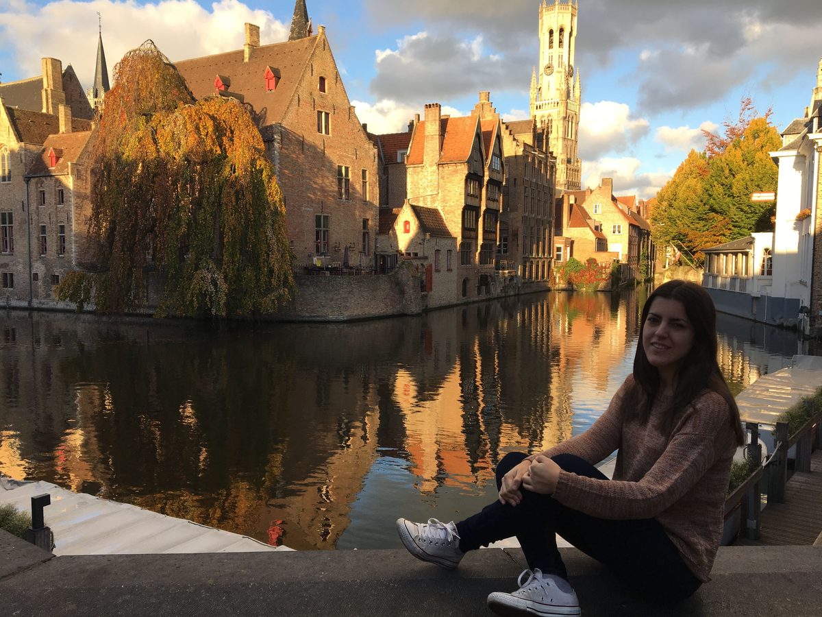 Canales de Brujas con casas medievales reflejadas en el agua