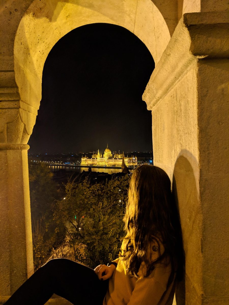 Calles del barrio judío de Budapest con ambiente nocturno