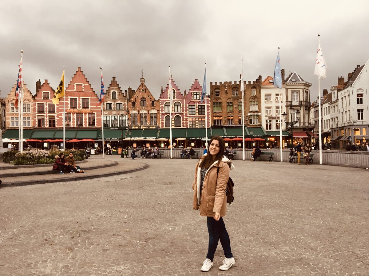 Vista del centro histórico de Brujas con el Belfort al fondo desde los canales