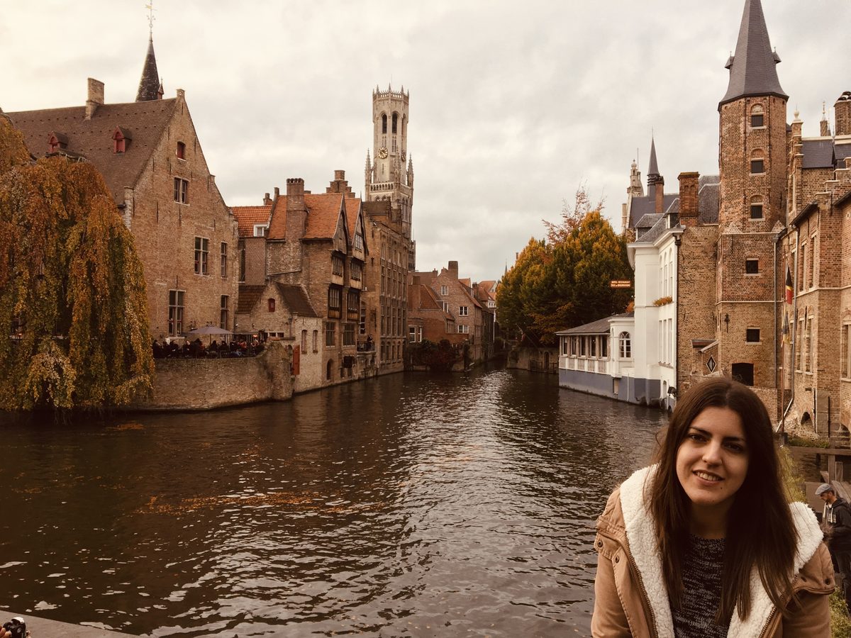 Callejuela medieval de Brujas con adoquines y casas de ladrillo