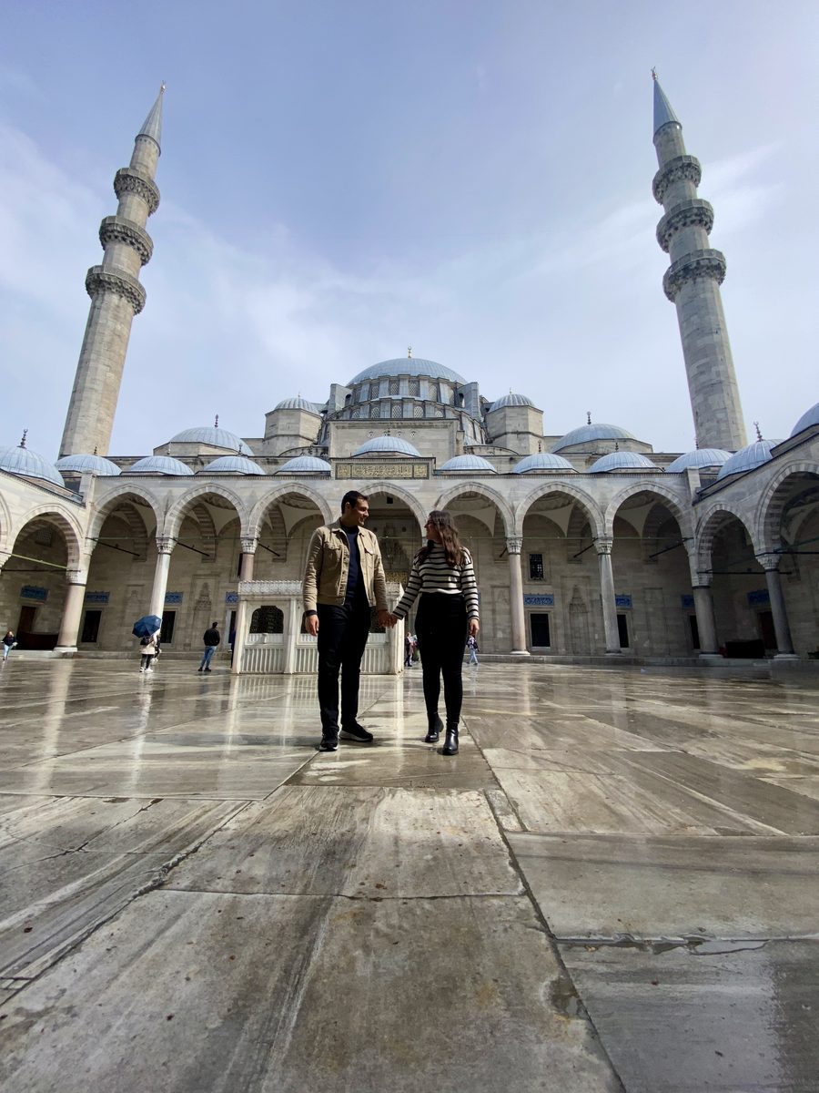Minaretes de la Mezquita Azul de Estambul iluminados al atardecer