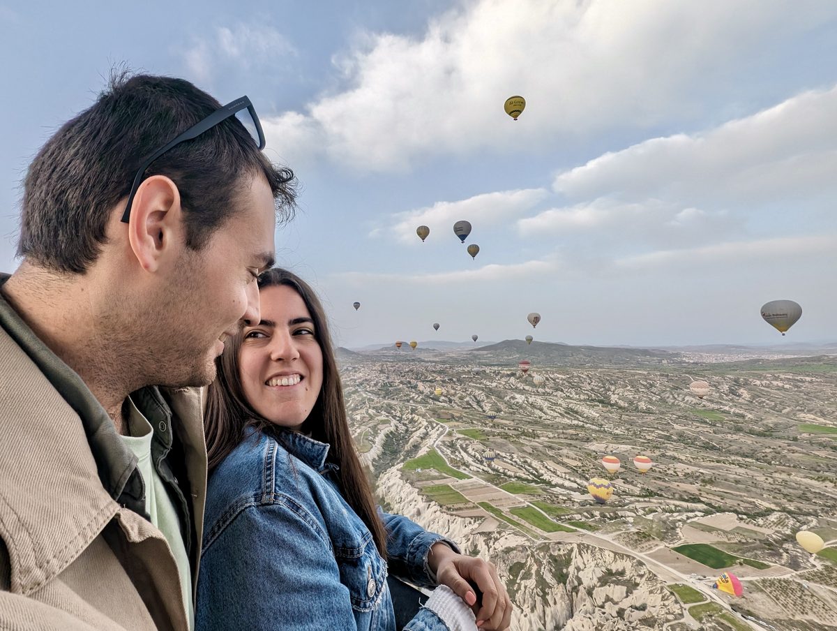Panorámica de Capadocia al amanecer con cientos de globos aerostáticos sobrevolando el Valle de Göreme