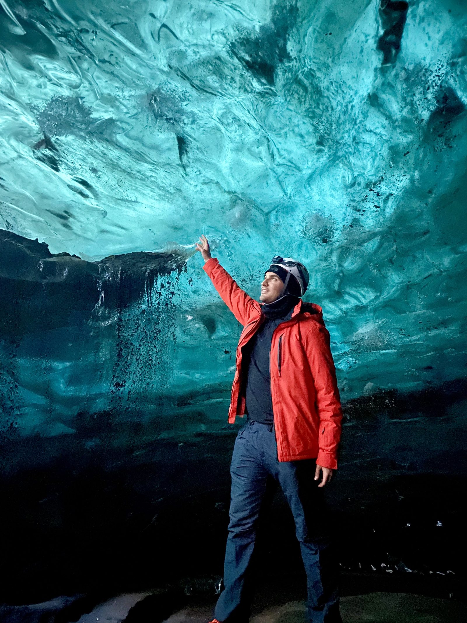 Interior de la cueva de hielo Crystal Ice Cave con techo azul translúcido en Vatnajökull, Islandia