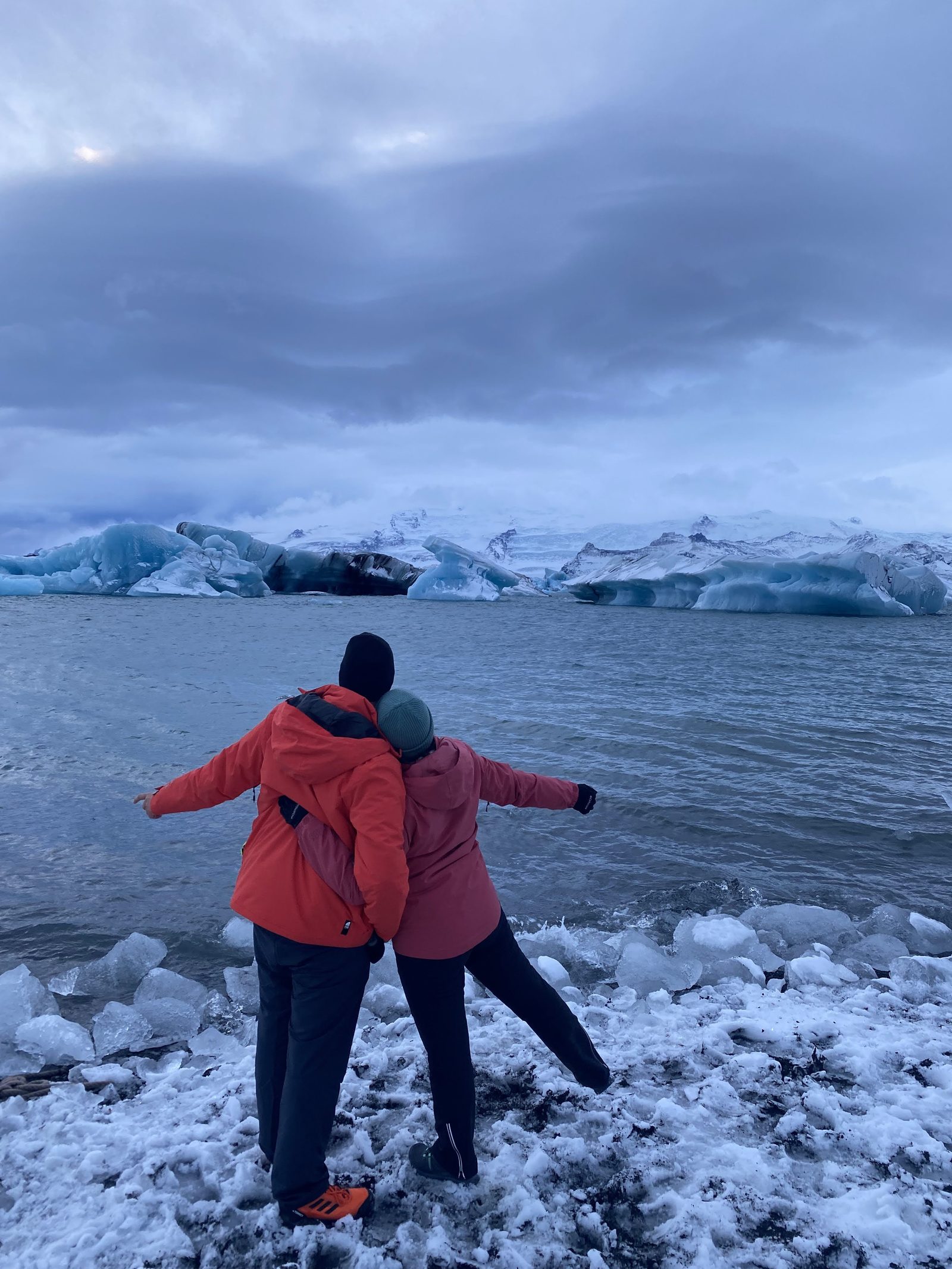 Pareja mirando los icebergs en la laguna glaciar Jökulsárlón, Islandia