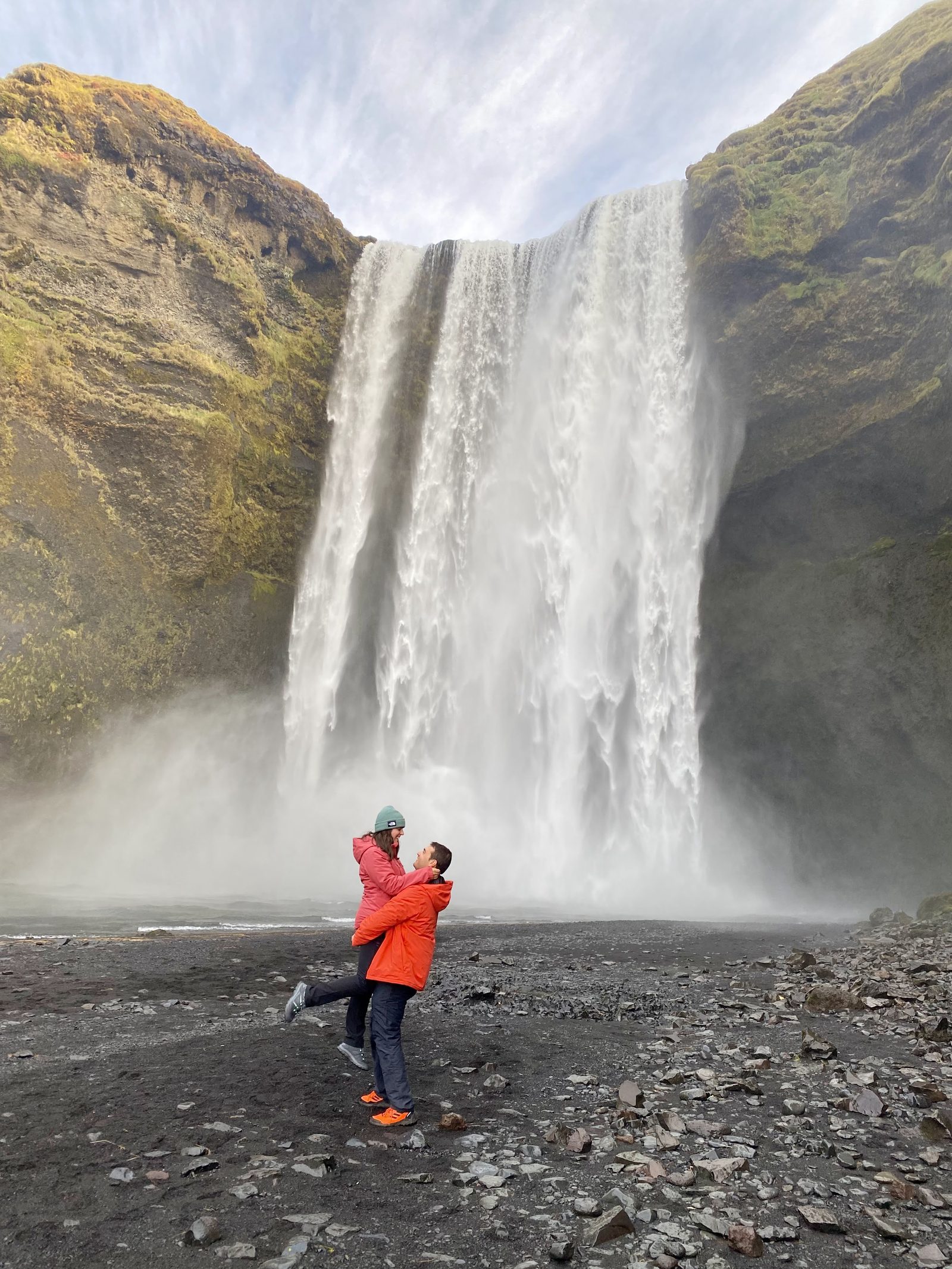 Pareja en Skógafoss, Islandia