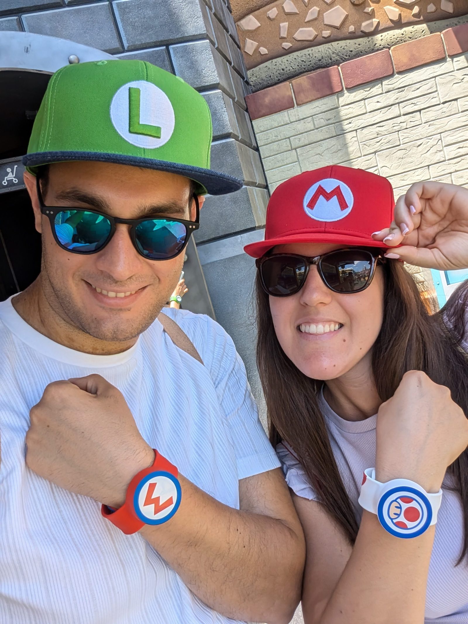 Moni y Adri con gorras de Mario y Luigi en Nintendo World, Osaka