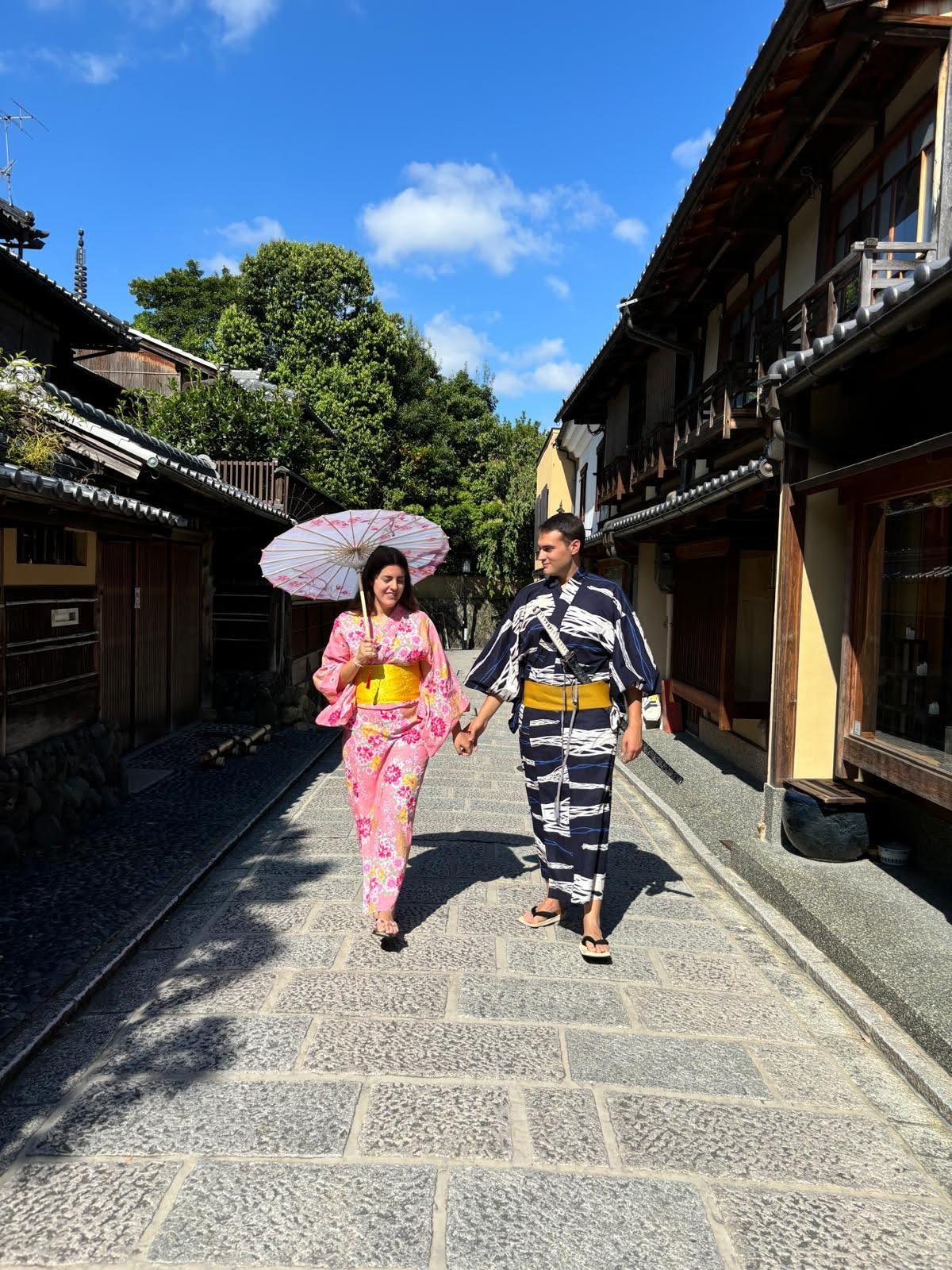Moni y Adri en kimono por Kyoto, Japón