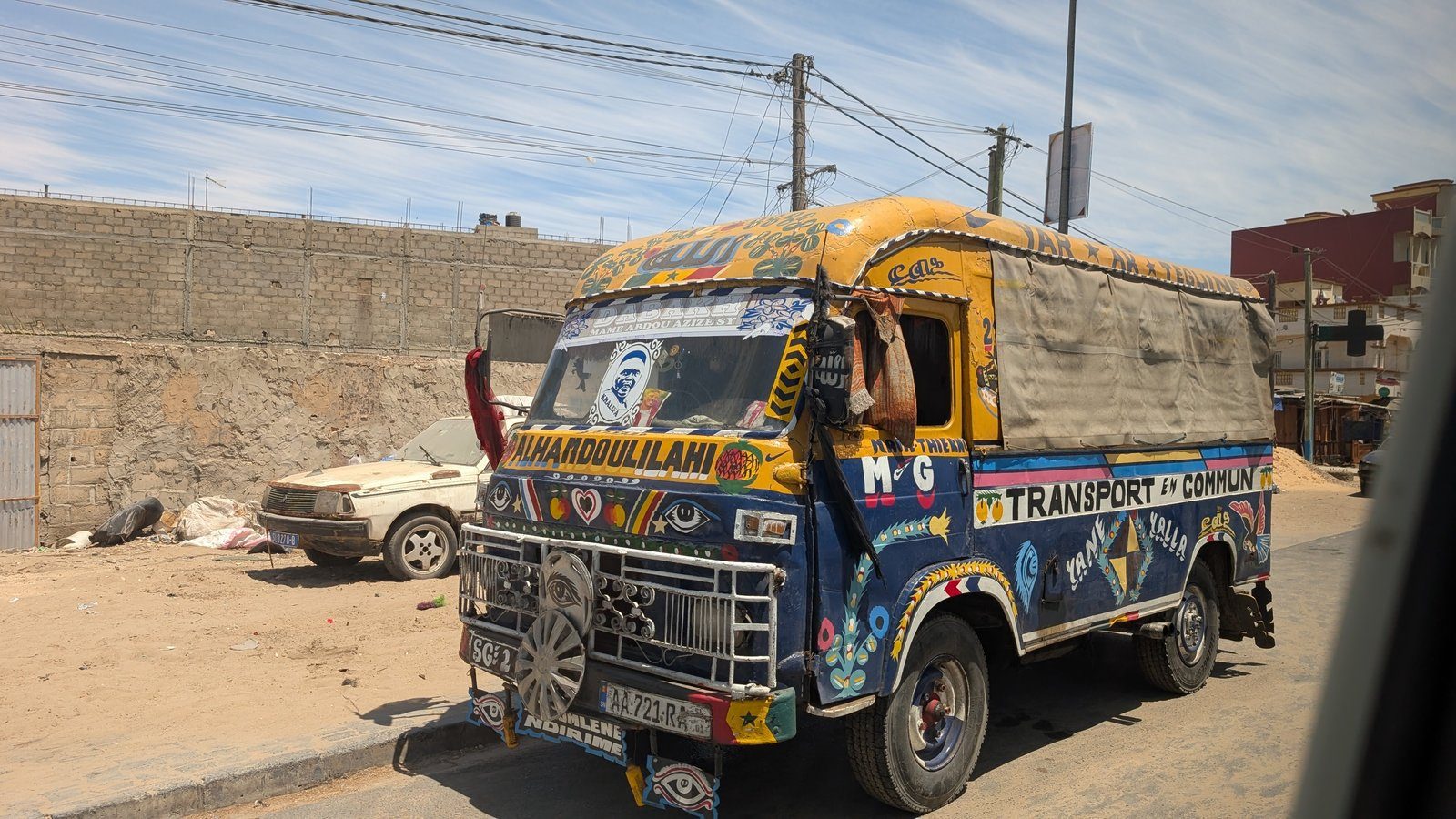 Car rapide decorado en las calles de Dakar, Senegal