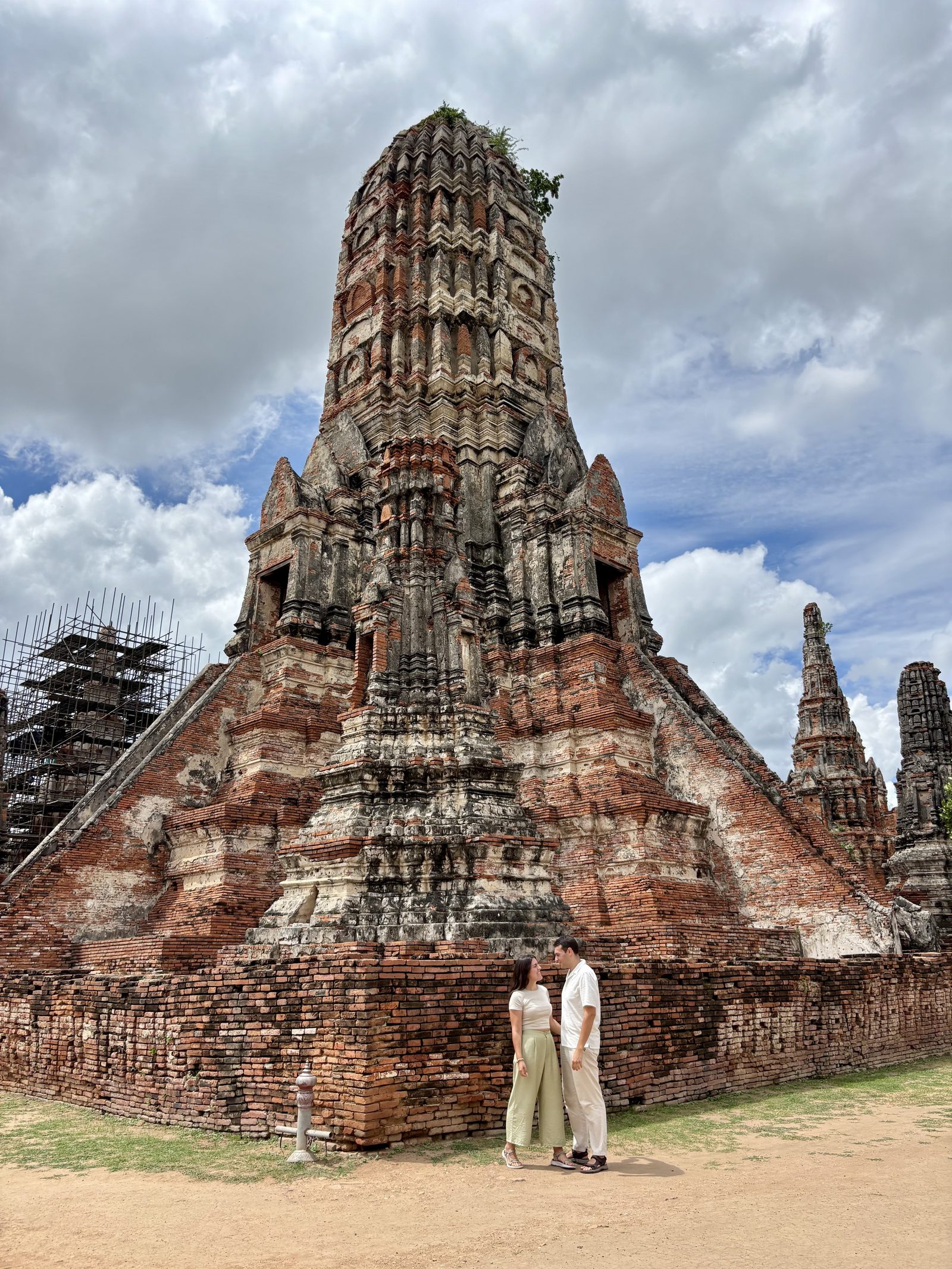 Pareja frente a las ruinas del Wat Chaiwatthanaram, Ayutthaya