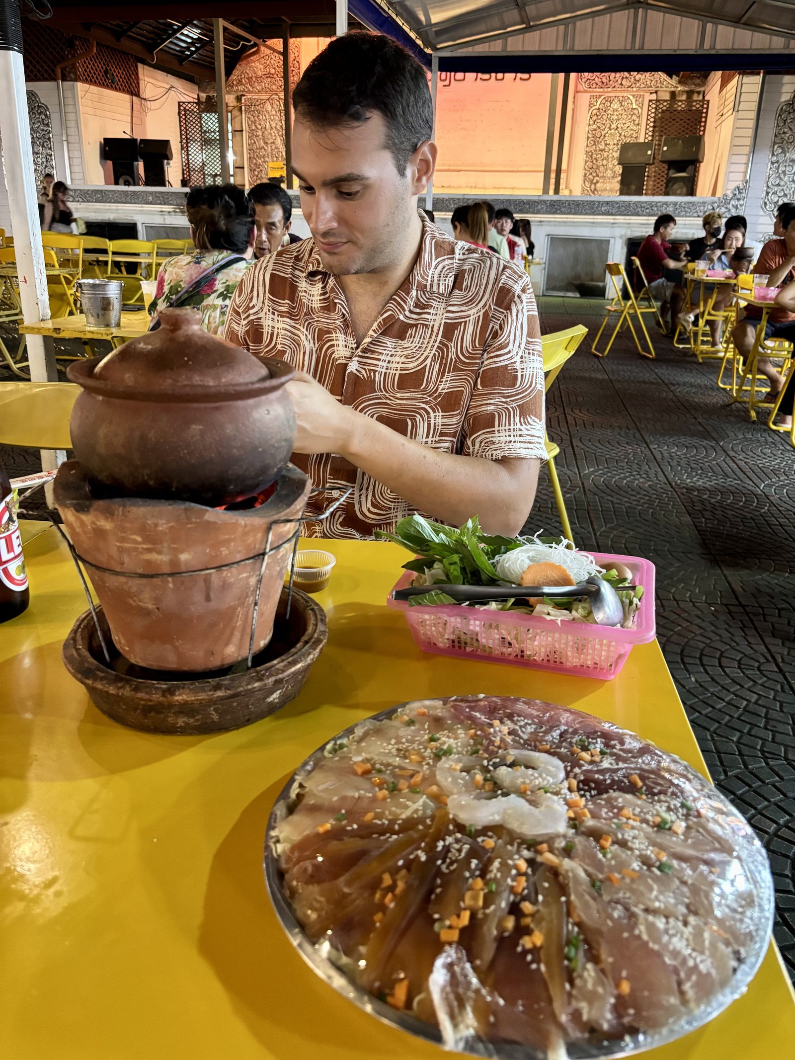 Street food de Bangkok: cazuela de barro y pescado en la calle