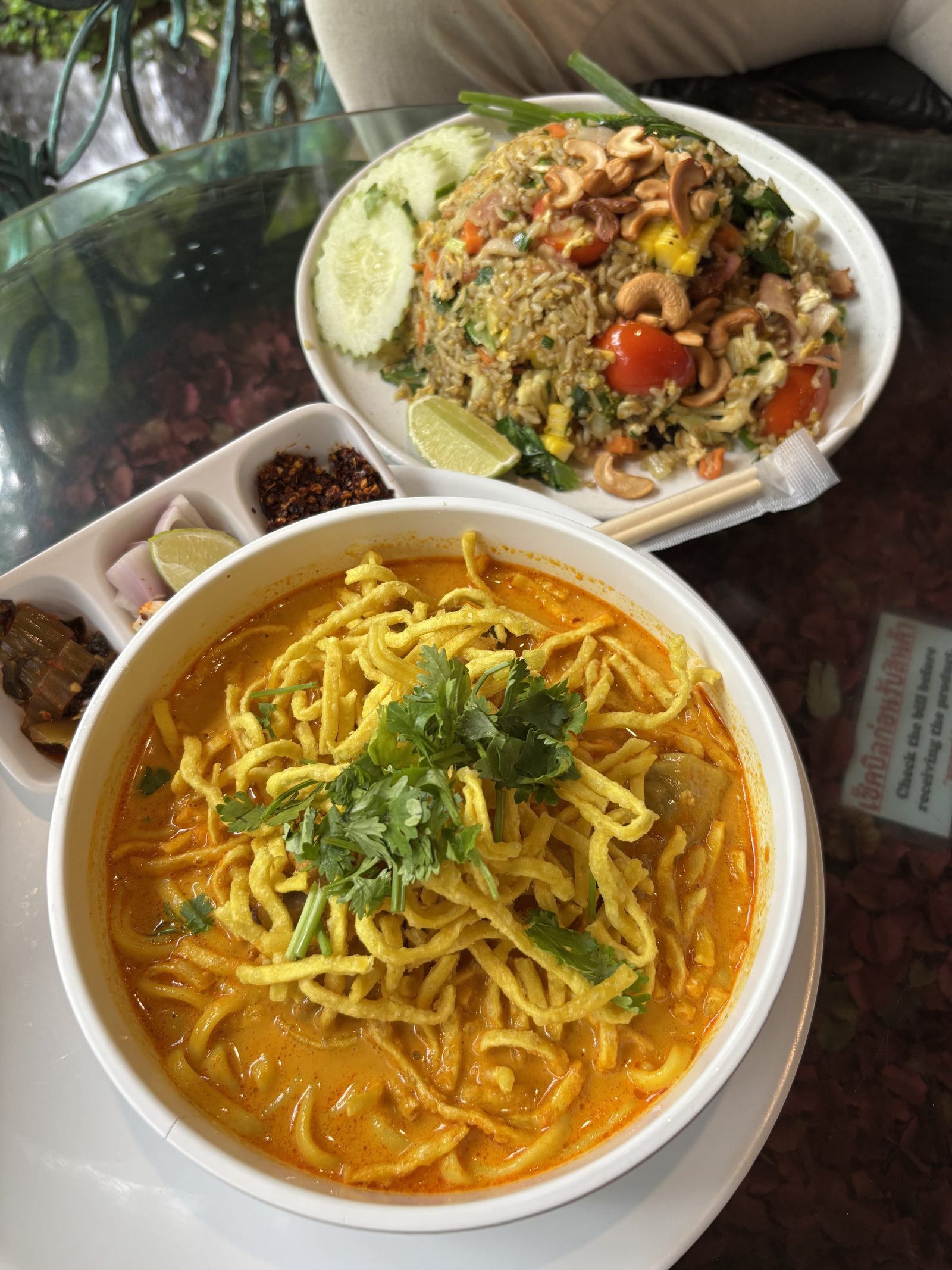 Khao Soi, curry de noodles típico del norte de Tailandia, y arroz frito con anacardos