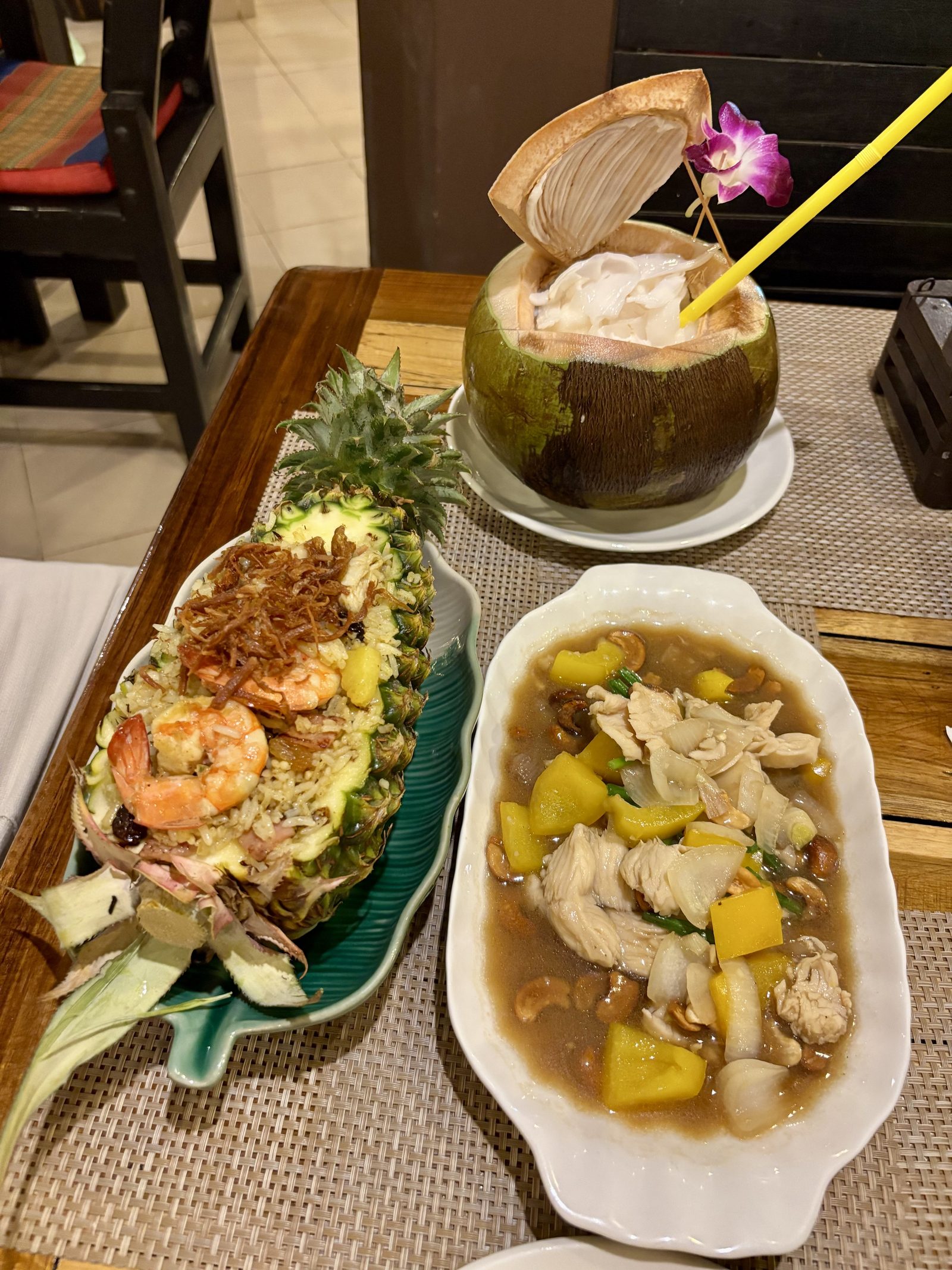 Arroz frito en piña, pollo con mango y coco en Koh Phi Phi