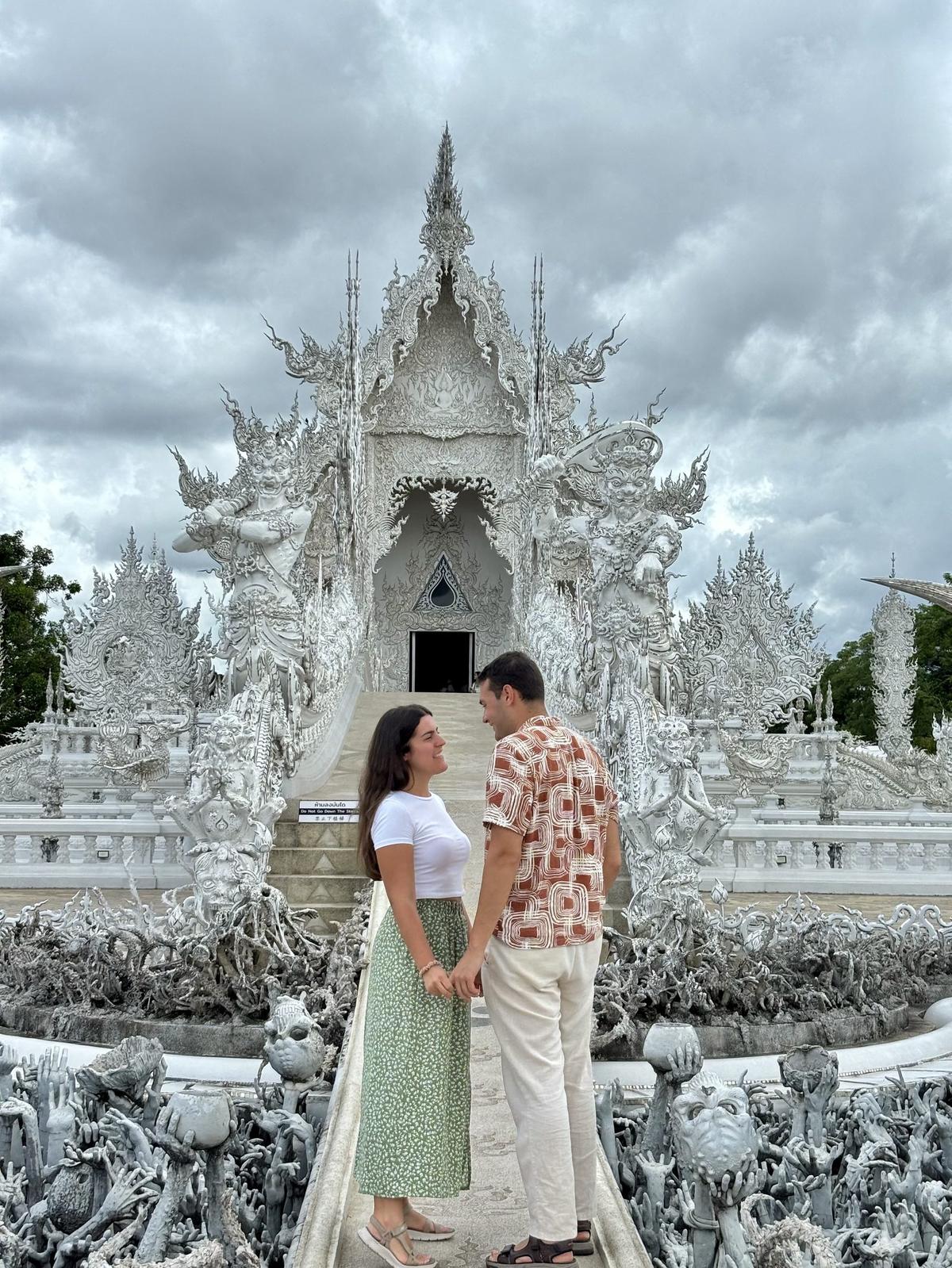 Pareja en el Templo Blanco, Tailandia