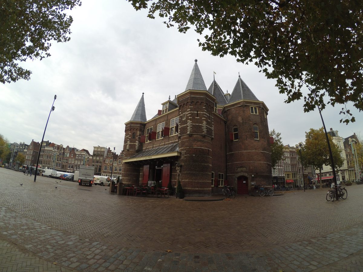 Canales de Ámsterdam con barcazas y casas típicas holandesas